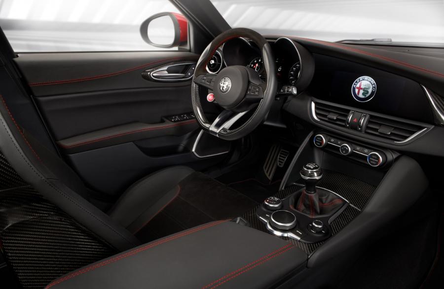 Интерьер Alfa Romeo Giulia Quadrifoglio (952) 2016 года  (NA) (фото 51 из 86)